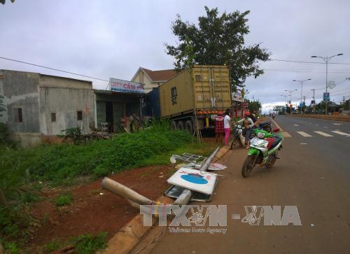 Xe container nổ lốp, húc sập 2 căn nhà 
